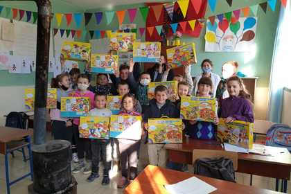 Дружеството „Наша Гора“ раздаде новогодишни подаръци на българските деца от област Гора